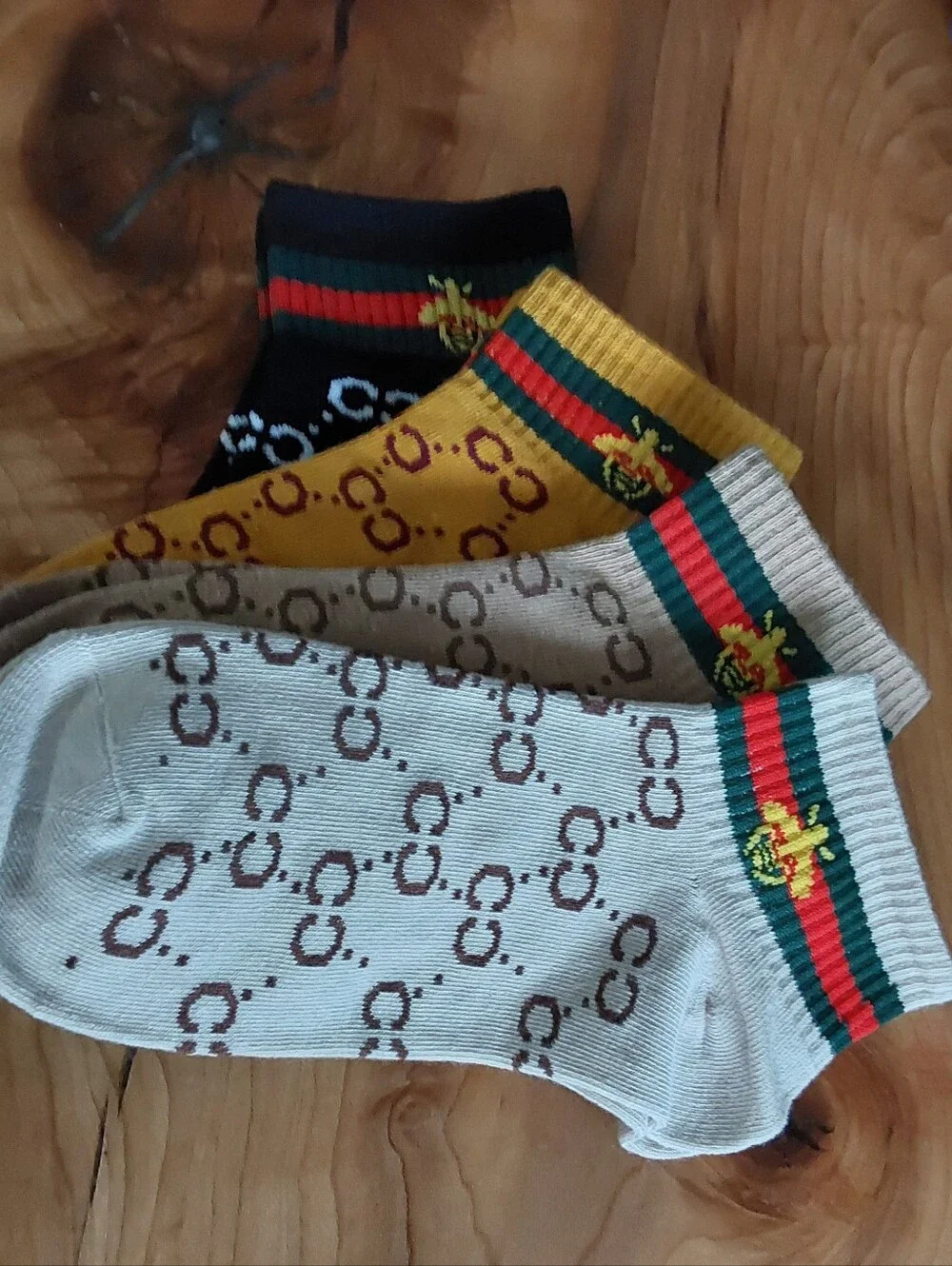 4 PAIR MONOGRAM BEE ANKLE SOCKS O/S